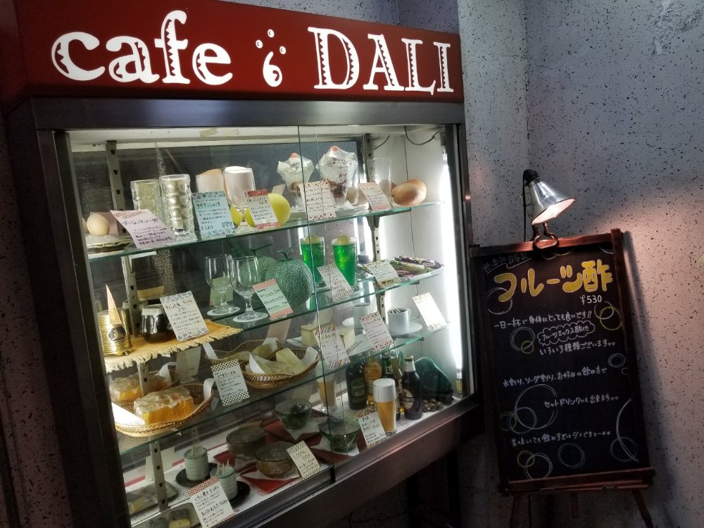 JR品川駅港南口にある、古い時代の面影を残す純喫茶『 cafe DALI（カフェ ダリ）』